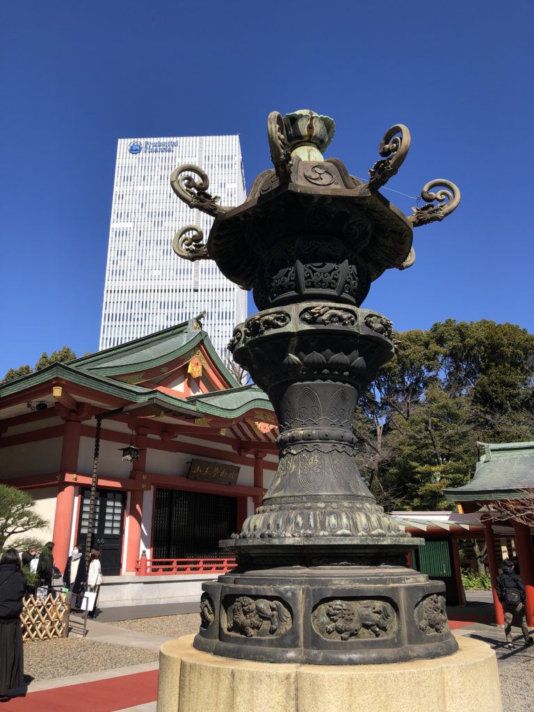 東京都港区の坂道「日枝神社の灯篭」です。