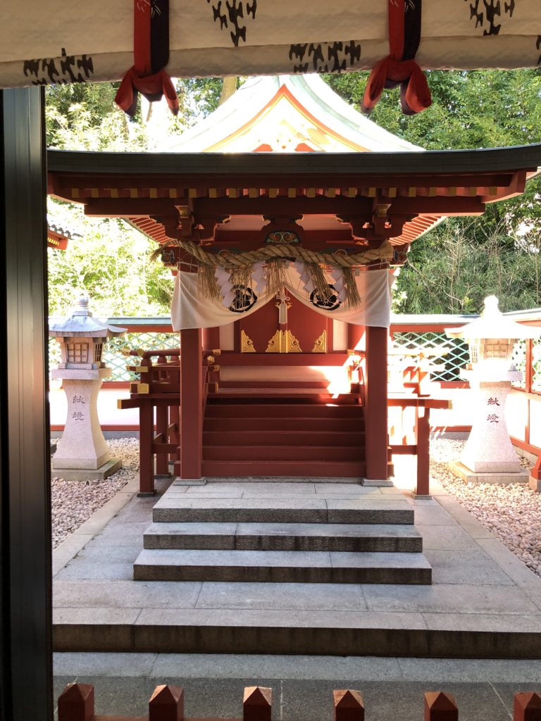 東京都港区の坂道「日枝神社内」の風景です。