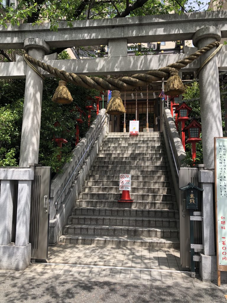 東京都港区にある十番稲荷神社の鳥居です。