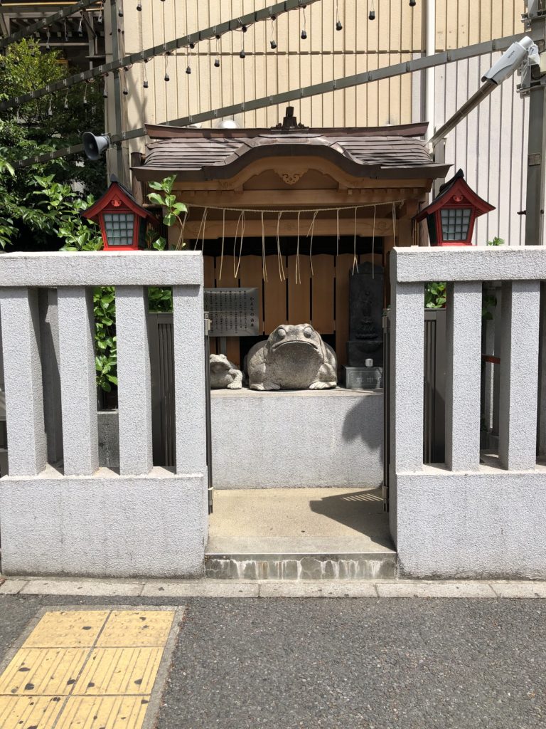 東京都港区にあります十番稲荷神社の鳥居横にあります「かえる」が鎮座しています。