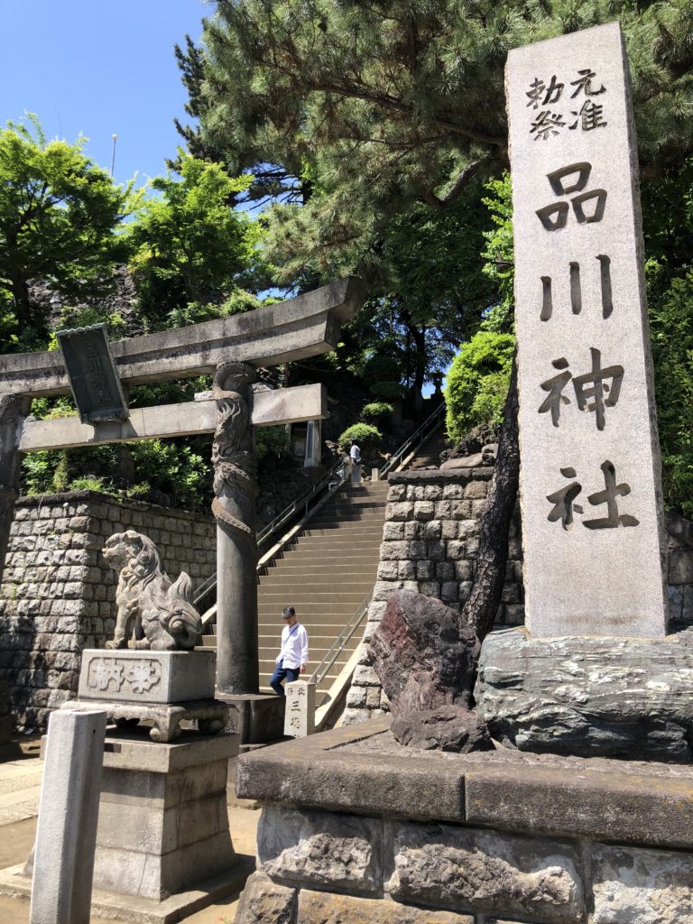 道路前の鳥居より＿東京品川区にあり、東京十社の中の1社、品川神社にはたくさんの方がお見えになられます。
