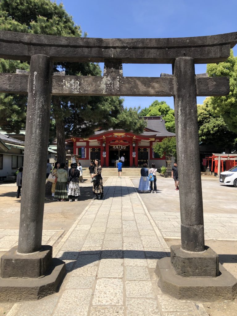 品川神社、階段を登り切った先の鳥居、東京品川区にあり、東京十社の中の1社、品川神社にはたくさんの方がお見えになられます。