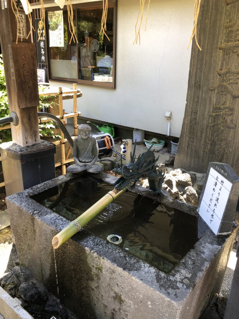 品川神社、手水、東京品川区にあり、東京十社の中の1社、品川神社にはたくさんの方がお見えになられます。