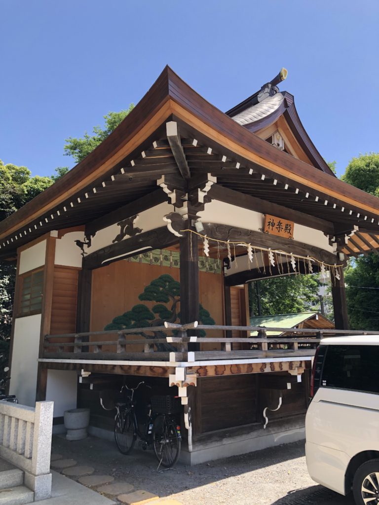 品川神社、神楽殿、東京品川区にあり、東京十社の中の1社、品川神社にはたくさんの方がお見えになられます。