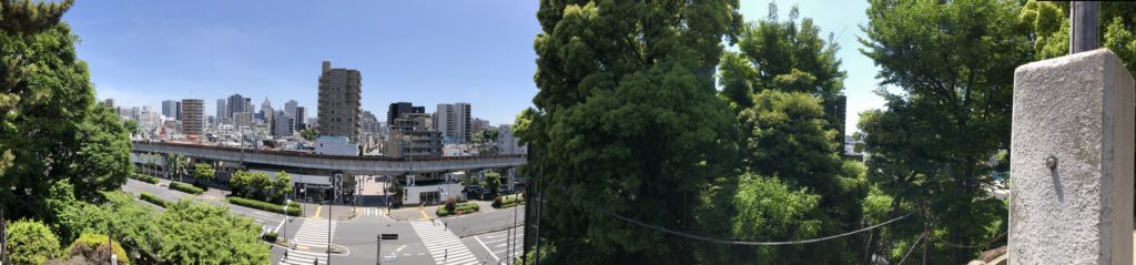 品川神社内、富士塚、頂上、東京品川区にあり、東京十社の中の1社、品川神社にはたくさんの方がお見えになられます。