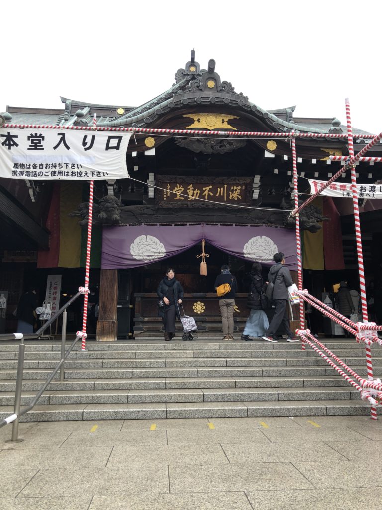 東京都江東区にあります深川地蔵尊の社殿前です。