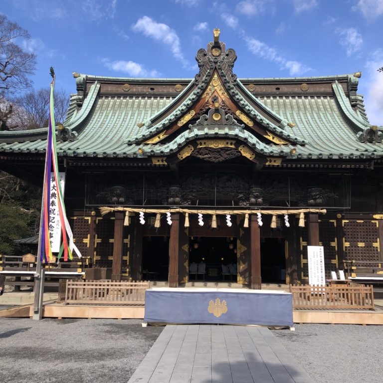 静岡県三島市にある三嶋大社内の社殿前の風景です。